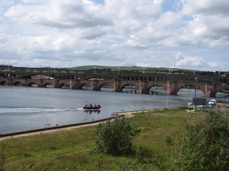 berwick_brug over de tweed.jpg - Berwick heeft een paar mooie bruggen die beide oevers van de Tweed verbinden.